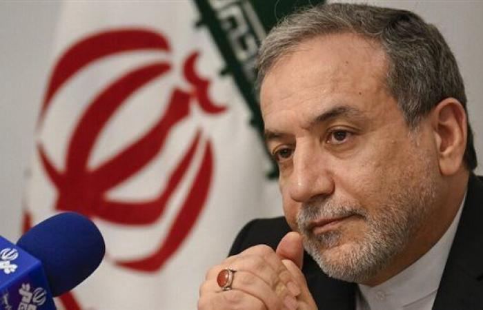 وزير الخارجية الإيراني: الدول الأوروبية الثلاث تفتقر للسلطة القانونية لإعادة فرض العقوبات على طهران
