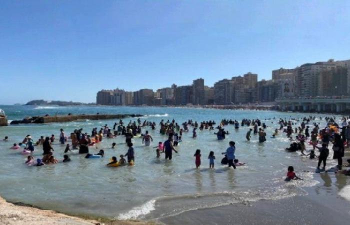 عودة الحياة إلى شواطئ الإسكندرية بعد انتهاء «ملتم أغسطس»