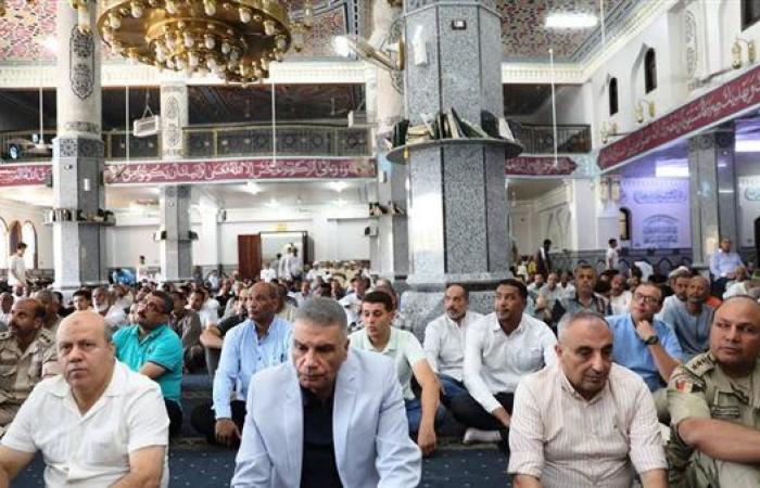 محافظ أسوان يؤدى صلاة الجمعة بمسجد أبوشوك