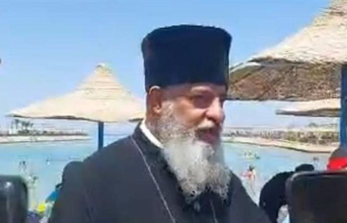 وكيل مطرانية الأقباط الكاثوليك بالغردقة يوزع حلوى المولد احتفالا بالمولد النبوي الشريف