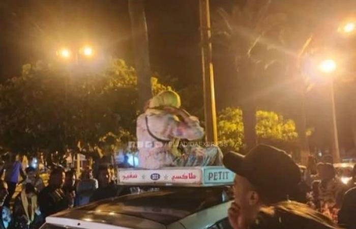 احتجاج فوق سطح الطاكسي!