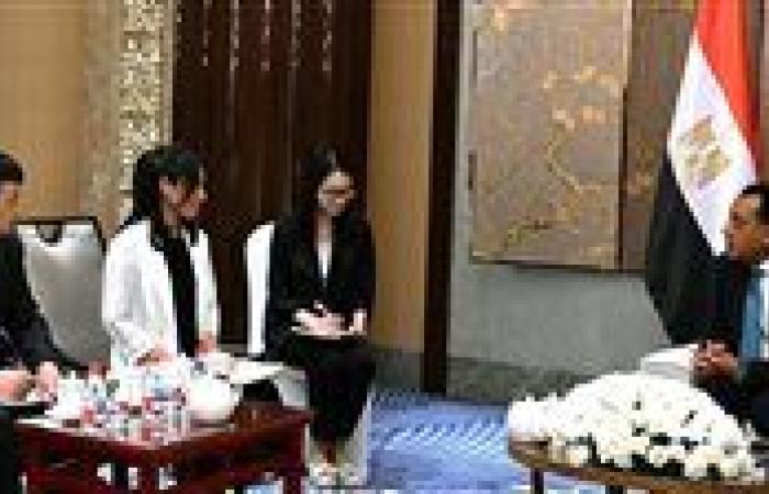 رئيس الوزراء يلتقي رئيسة شركة جيانغسو فينغهاي.. ويؤكد: نسعى لتوطين الصناعات الخاصة بمكونات محطات تحلية المياه