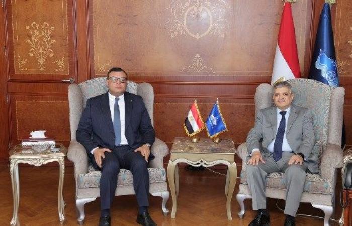 الفريق أسامة ربيع ووزير الإسكان يبحثان إمكانية إنشاء محطات لتحلية المياه بمدن القناة