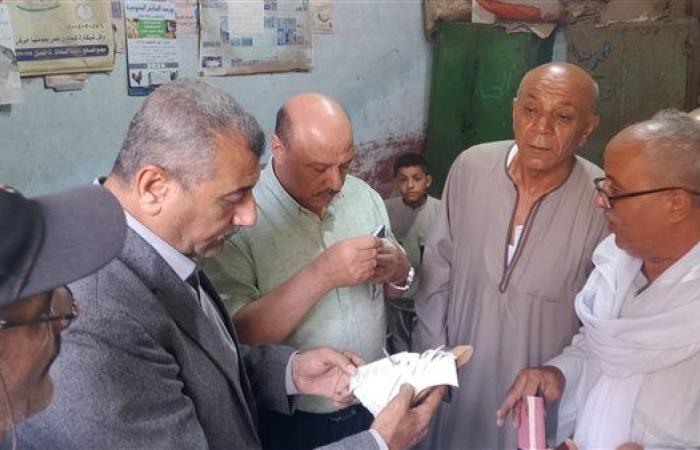 رئيس الإدارة المركزية للتعاون الزراعي يتابع صرف الأسمدة في جمعيات أسيوط