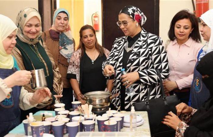 المستشارة أمل عمار تتفقد أنشطة المجلس القومي للمرأة المقامة بقصر ثقافة شلاتين