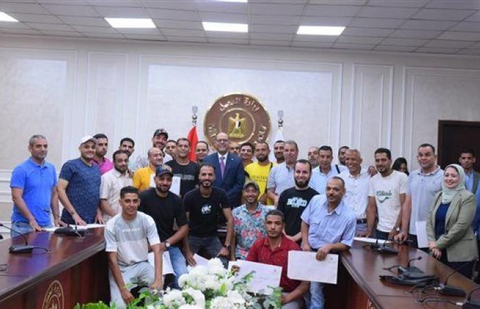 وزير العمل يُسلم عقود عمل لشباب في الإمارات والبوسنة والهرسك