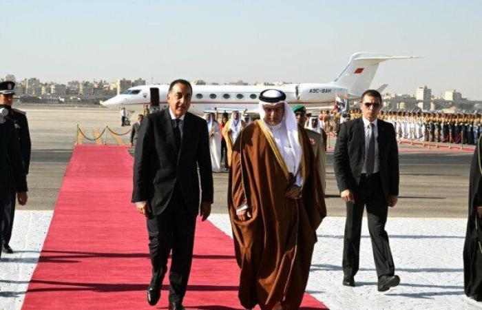 رئيس الوزراء يستقبل ولي عهد مملكة البحرين بمطار القاهرة الدولي