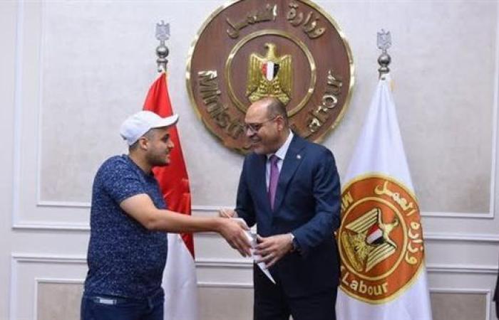 وزير العمل يُسلم عقود لشباب للعمل في دولة الإمارات والبوسنة والهرسك