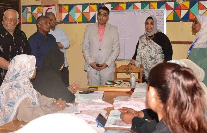 نائب محافظ الأقصر يتفقد المركز الحضاري النوبي لمتابعة تدريب الفتيات على الخياطة والتفصيل