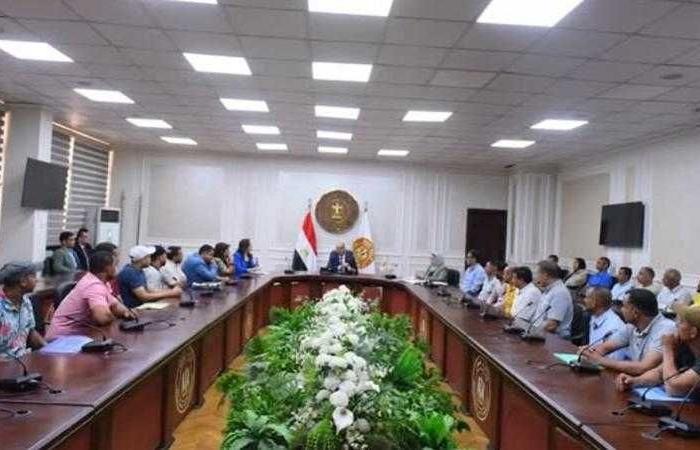 وزير العمل يُسلم عقود لشباب للعمل في دولة الإمارات والبوسنة والهرسك