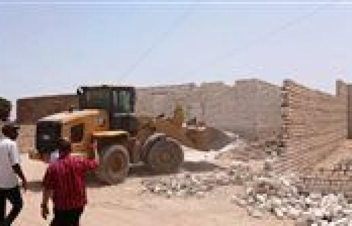 محافظ أسوان يتابع جهود إزالة 25 حالة تعدي بقرى كوم أمبو