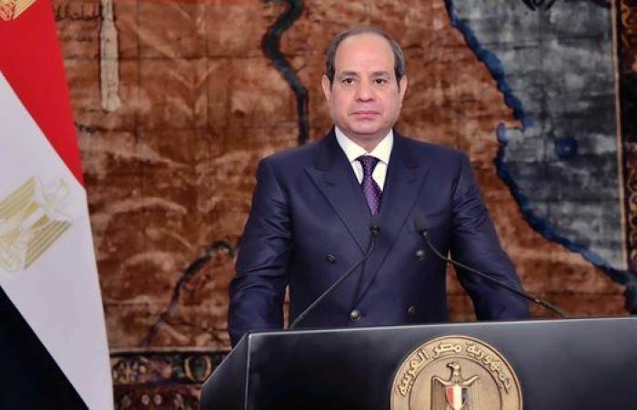 وزير الأوقاف يقدم للسيسي هدية تذكارية خلال احتفال ذكرى المولد النبوي