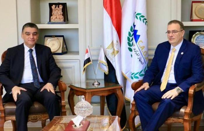 رئيس "التنظيم والإدارة" يسلم الهيكل التنظيمي الجديد لهيئة الشراء الموحد بعد تطويره