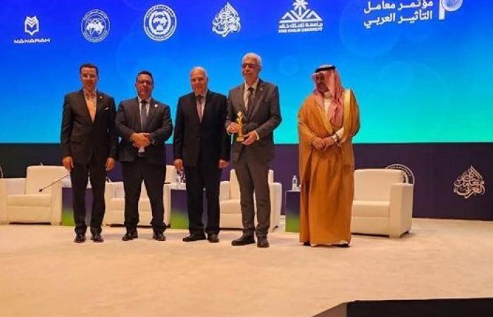 المؤتمر الدولي العاشر لمعامل التأثير العربي في السعودية يكرم رئيس جامعة المنوفية
