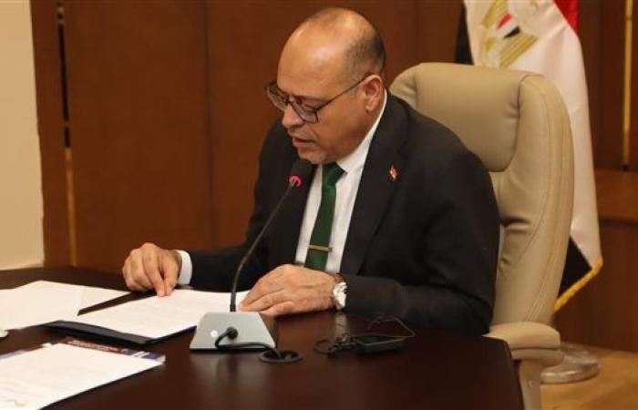 ممثلو أصحاب أعمال يتوافدون على مكاتب العمل لتوثيق العقود.. وعمال يعتمدون استقالاتهم حفاظا على حقوقهم