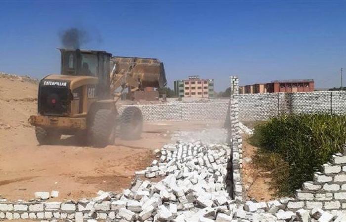 محافظ أسوان يتابع جهود إزالة 80 حالة تعدى