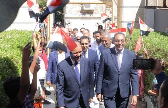 محافظ قنا ومصطفي بكرى يشاركان في احتفالية لتكريم المتفوقين وتوزيع المساعدات