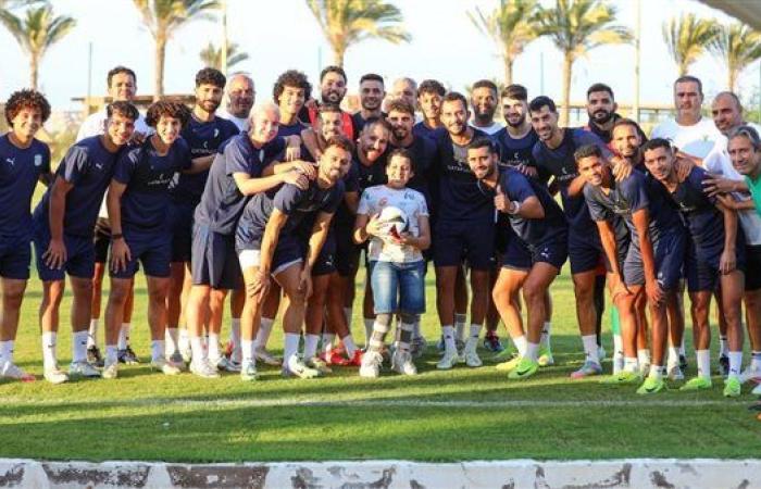 المصري يستقبل الطفل “عمر” من ذوي الهمم في مران الفريق