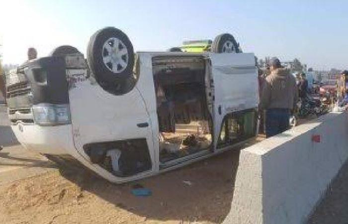 مصرع سيدة وإصابة 9 آخرين في انقلاب ميكروباص بطريق «سفاجا - قنا»