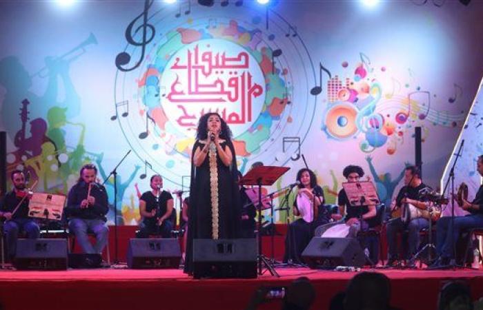 فاطمة عادل تشدو بأغاني التراث الشعبي على مسرح ساحة الهناجر.. صور