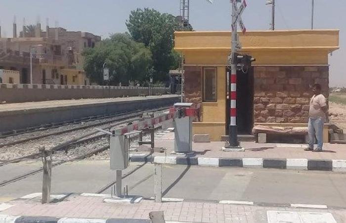 عامل بمزلقان ينقذ شابا من ذوى الاحتيابجات الخاصة من الموت المحقق بالعياط