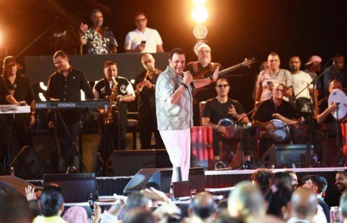 بالصور.. الفنان محمد فؤاد يُشعل الساحل الشمالي بحفل جماهيري ضخم