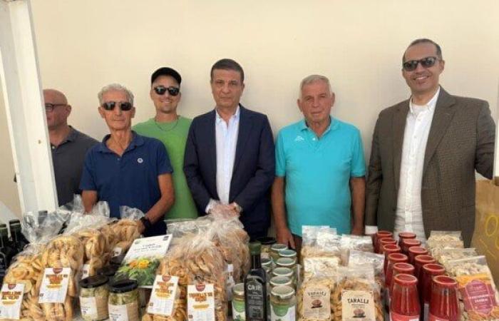 وزيرا الزراعة والشؤون النيابية يتفقدان أحد النماذج التعاونية المنتجة بجنوب إيطاليا