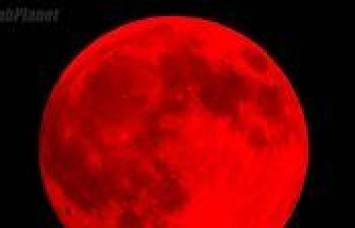 موعد القمر الدموي في مصر.. هل هو من علامات الساعة؟