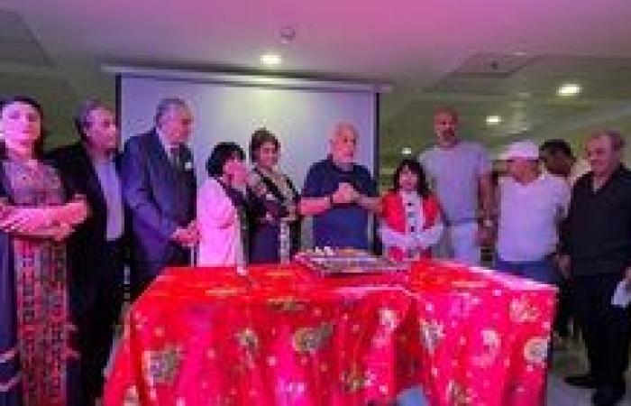 عرض مسرحي غنائي وتورتة احتفال.. عامان من الوفاء في دار إقامة الفنانين