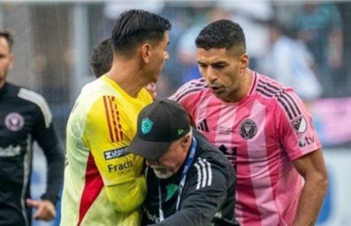عقوبة قاسية.. إيقاف سواريز 6 مباريات بعد واقعة البصق في نهائي كأس الدوريات