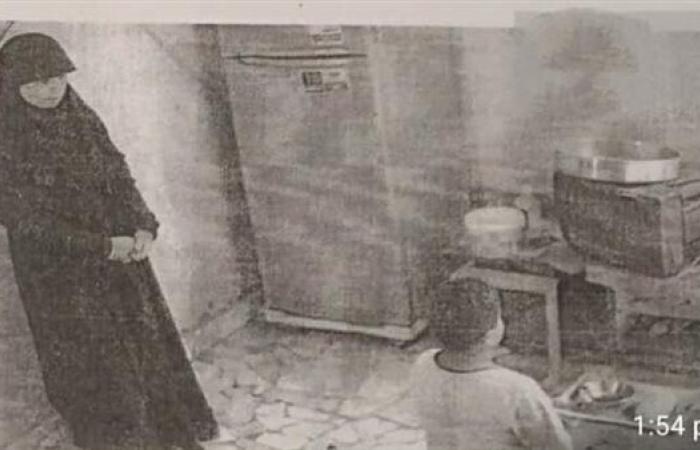 صور لحظة تمثيل المتهم بجريمة تسميم زوجها و6 من أطفاله