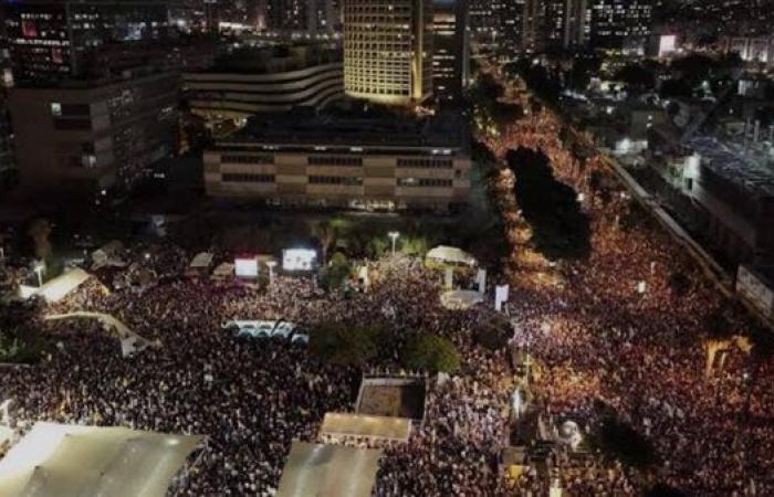 رويترز: ألاف الإسرائيليون يحتشدون في تل أبيب لإنهاء الحرب في غزة
