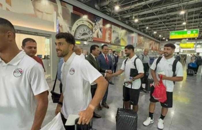 وزير الرياضة يودع  المنتخب الوطني بمطار القاهرة
