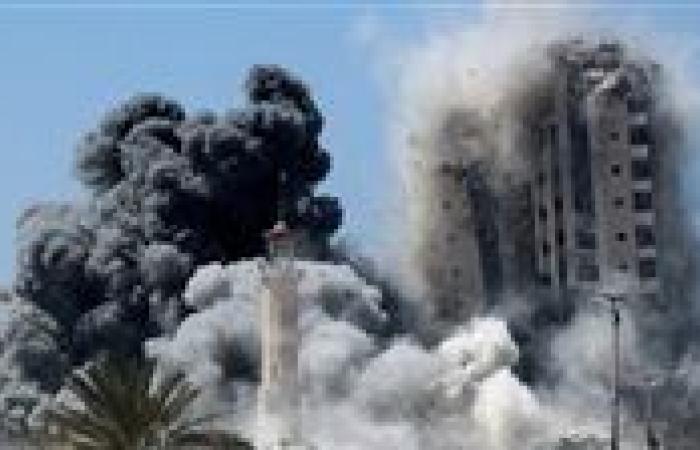 عندما تنهار الأبراج: إسرائيل تضاعف ضرباتها في غزة وتشد الحبال مع حماس