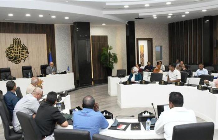 محافظ أسوان يطلق حملة تشجير بطريق السادات ضمن مبادرة 100 مليون شجرة