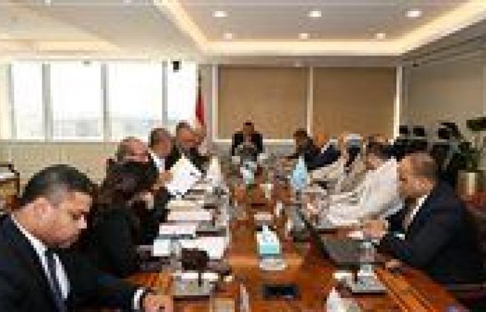 وزير الإسكان يعقد اجتماعًا مع ممثلي شركة أوراسكوم لمتابعة الموقف التنفيذي لعدد من المشروعات