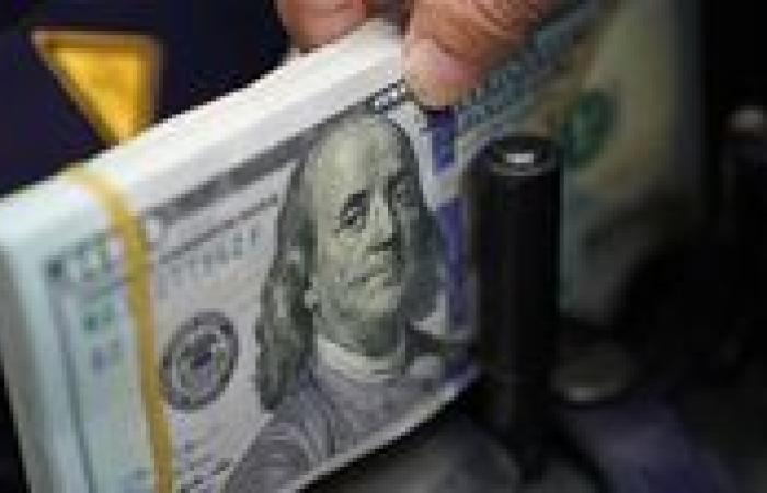 صفقة الإمارات الجديدة تجبر الدولار على التراجع مقابل الجنيه