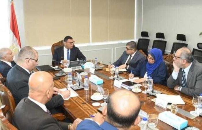 وزير الإسكان يعقد اجتماعاً لمتابعة سير العمل بقطاعات هيئة المجتمعات العمرانية الجديدة