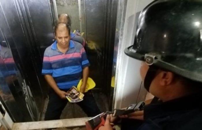 الأمن ينقذ شخصًا احتُجز داخل مصعد بأحد عقارات القاهرة