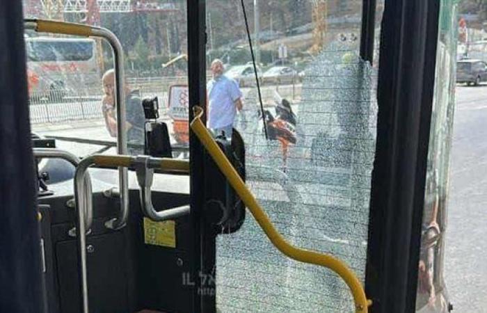إعلام إسرائيلي: إخلاء مكان إطلاق النار بالقدس للاشتباه بوجود عبوة ناسفة