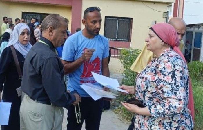 مديرة تعليم السويس تتابع سير العمل بالإدارات التعليمية وتستمع لمطالب أولياء الأمور