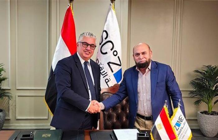 رئيس اقتصادية قناة السويس يوقع عقد مشروع باكستاني للملابس الجاهزة