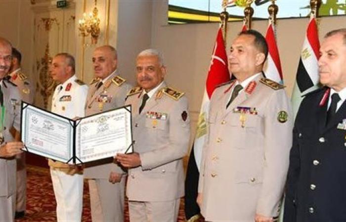 وزير الدفاع والإنتاج الحربى يكرم قادة القوات المسلحة الذين أوفوا العطاء فداءً للوطن