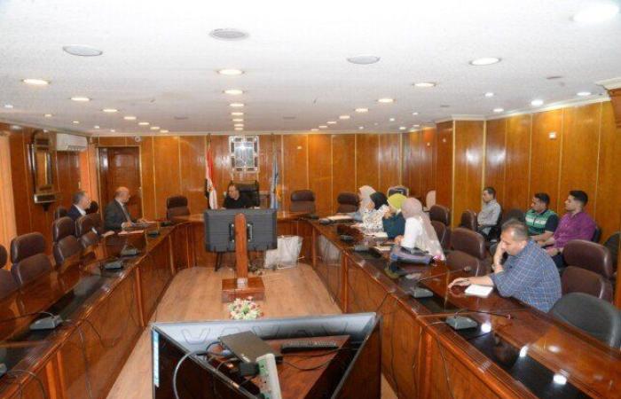 محافظ أسيوط يعقد اجتماعا لبحث تنفيذ مشروعات تنموية لتوفير فرص عمل للشباب