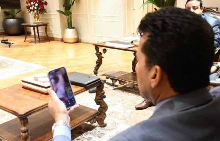 وزير الرياضة يتابع حالة مرموش ويتواصل مع صلاح والسفير المصري بعد مباراة بوركينا