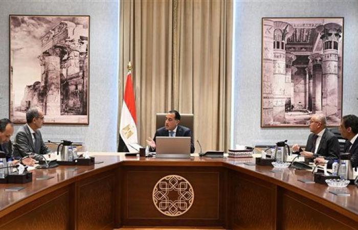 رئيس الوزراء يستعرض سبل تيسير وتسريع إجراءات ...