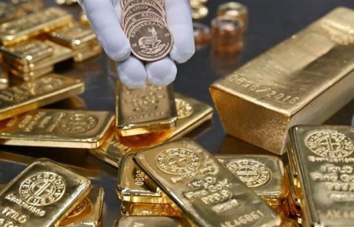الذهب يواصل ارتفاعه القياسي مع ضعف الدولار بدعم توقعات خفض أسعار الفائدة
