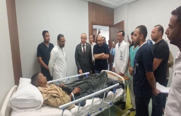 محافظ الأقصر يطمئن على مصابي الأتوبيس ويؤكد: الدولة لن تتخلى عنهم.
