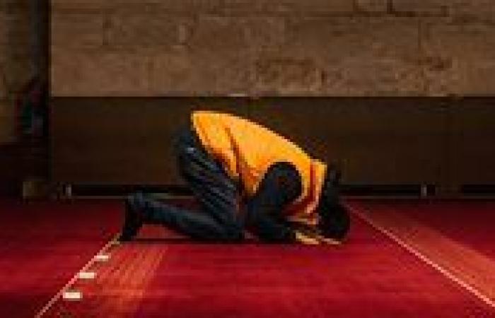 ما حكم ظهور أسفل الظهر في الصلاة؟.. دار الإفتاء تجيب