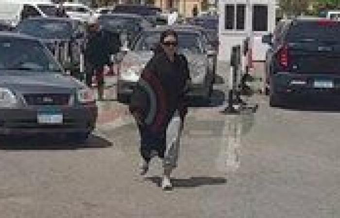 وصول جثمان عمرو ستين إلى مسجد الشرطة.. وحسن أبو الروس أول الحاضرين